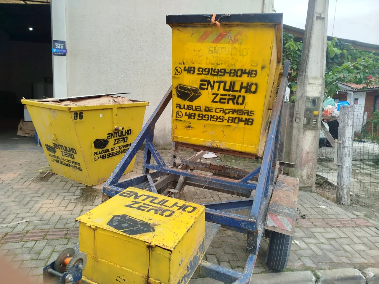 Caçambas amarelas da Entulho Zero em local de trabalho